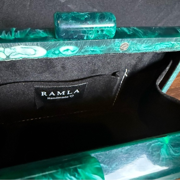 Ramla‎ Emerald — The Jewel of Modern Light, Handmade, acrylic, statement purse - Picture 8 of 9